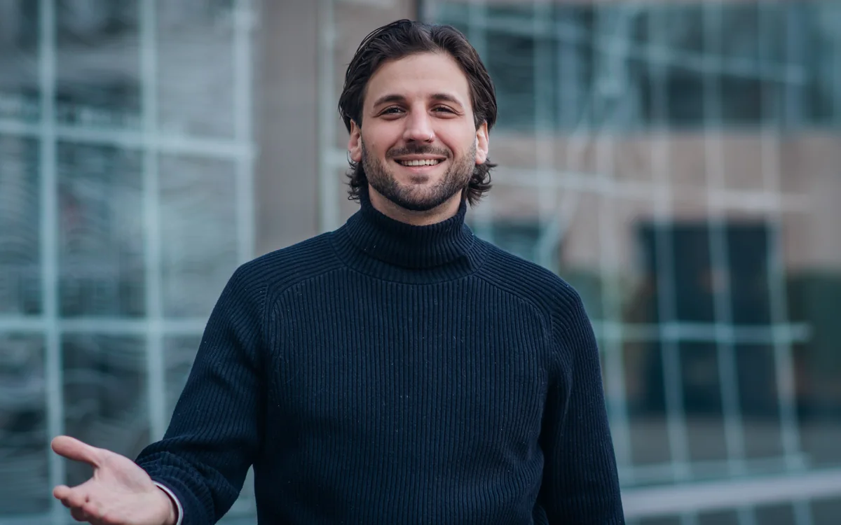 Andreas Wosika erklärt den nächsten Schritt im Mentoring-Prozess – intensive 1:1-Begleitung in Nürnberg, Schwabach und Wendelstein für nachhaltige Persönlichkeitsentwicklung