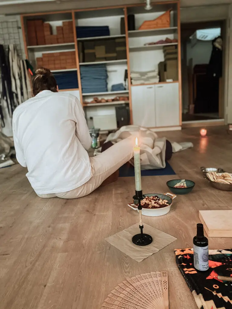 Rapé Retrreat Zeremonie Heilung Selbstfindung schamanische Werkzeuge Holy Ceremony Retreat Andreas Wosika Sananga Mama Cacao Altar Räucherwerk Heilung Selbstliebe