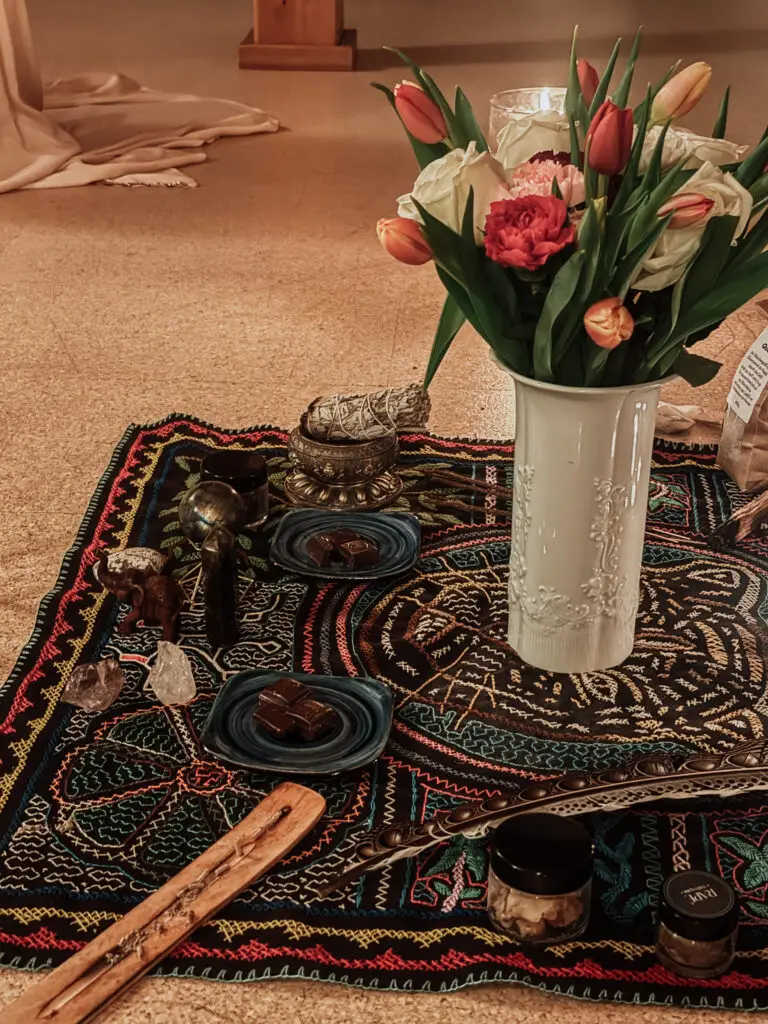 Rapé Zeremonie schamanische Werkzeuge Holy Ceremony Retreat Andreas Wosika Sananga Mama Cacao Altar Räucherwerk