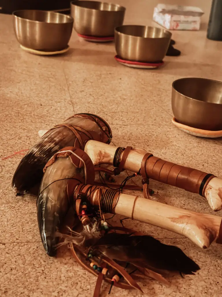 Rapé Zeremonie schamanische Werkzeuge Holy Ceremony Retreat Andreas Wosika Sananga Mama Cacao Altar Räucherwerk