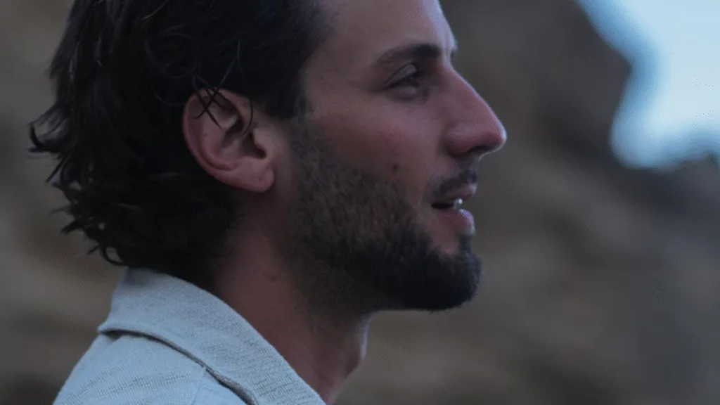 Andreas Wosika - fokussierter Blick in die Ferne am Meer | Lifecoach & Mentor in Nürnberg für tiefgehendes Life Coaching & persönliches Mentoring